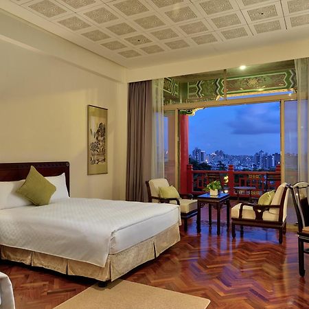 The Grand Hotel Каосюн Екстериор снимка