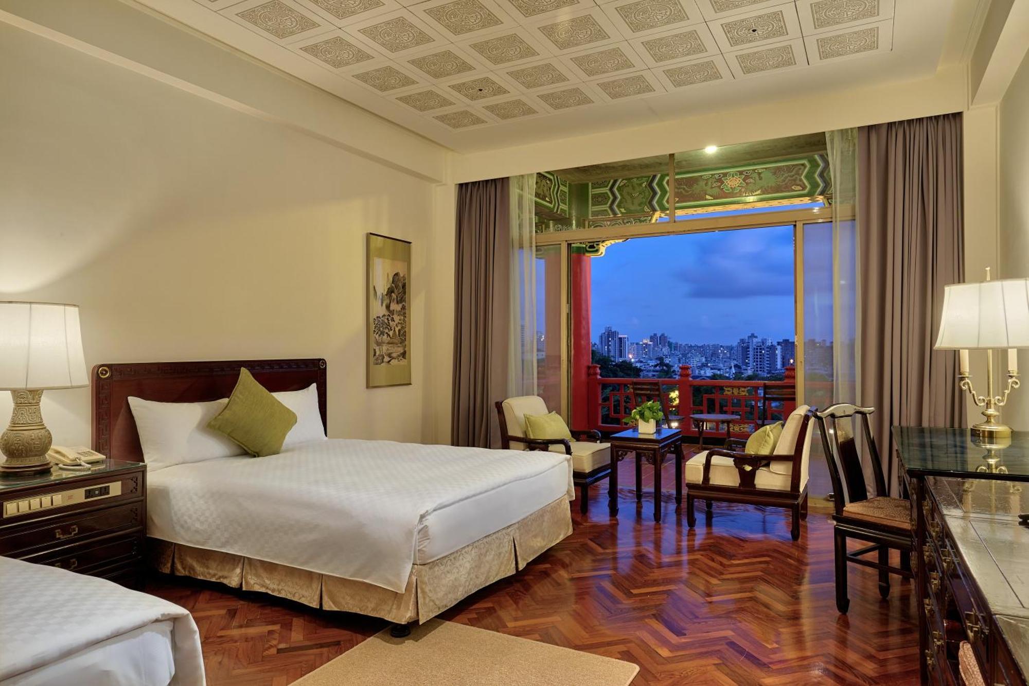 The Grand Hotel Каосюн Екстериор снимка