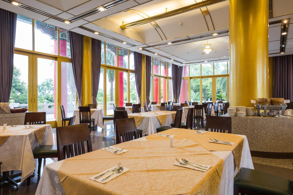 The Grand Hotel Каосюн Екстериор снимка