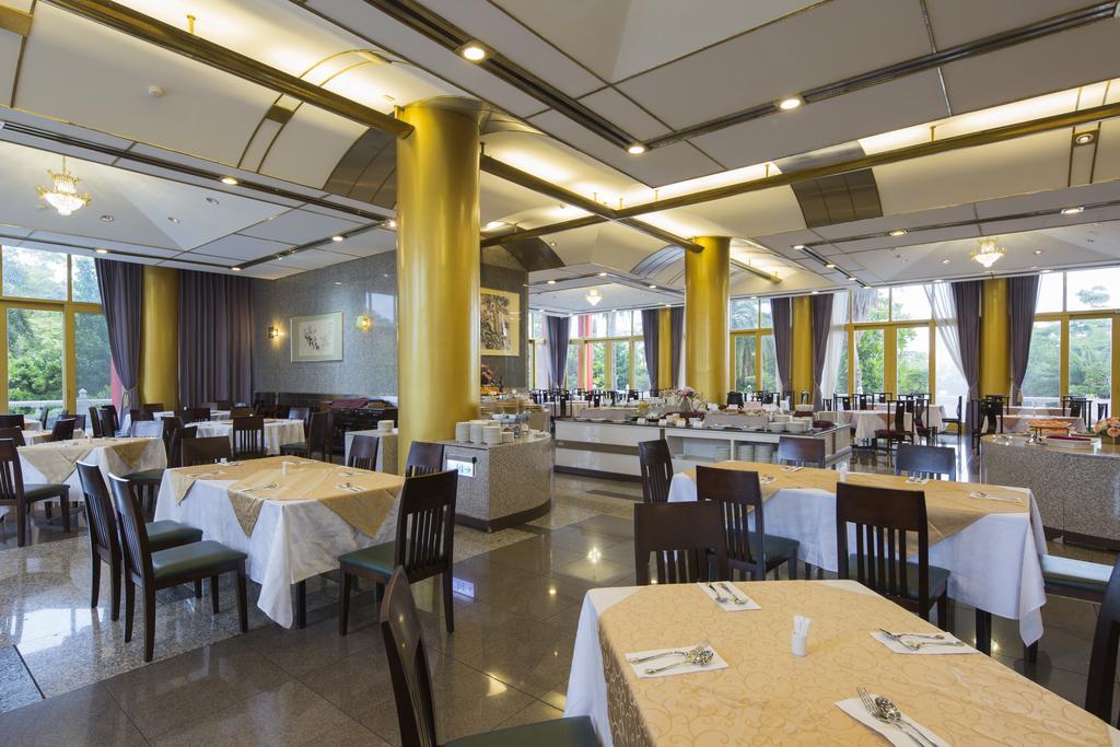 The Grand Hotel Каосюн Екстериор снимка
