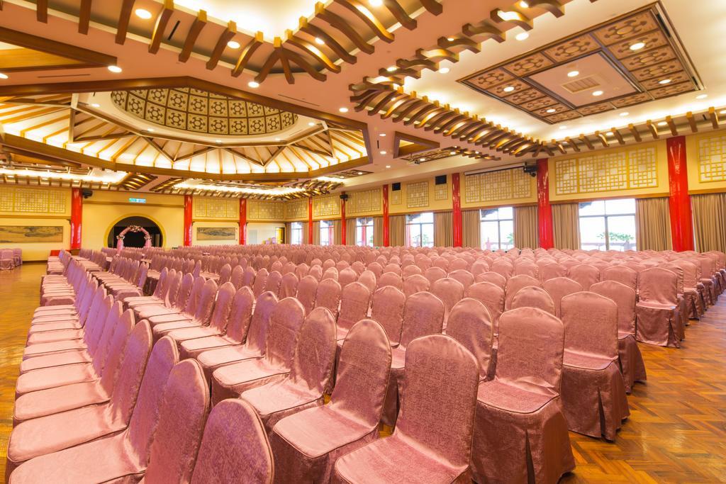 The Grand Hotel Каосюн Екстериор снимка