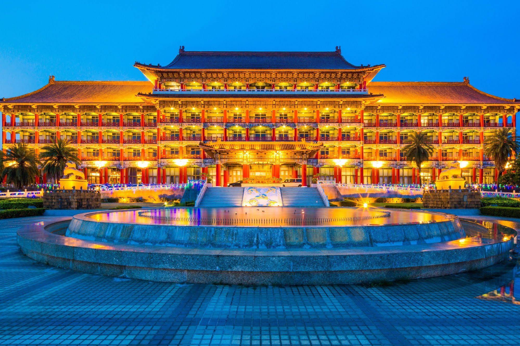 The Grand Hotel Каосюн Екстериор снимка