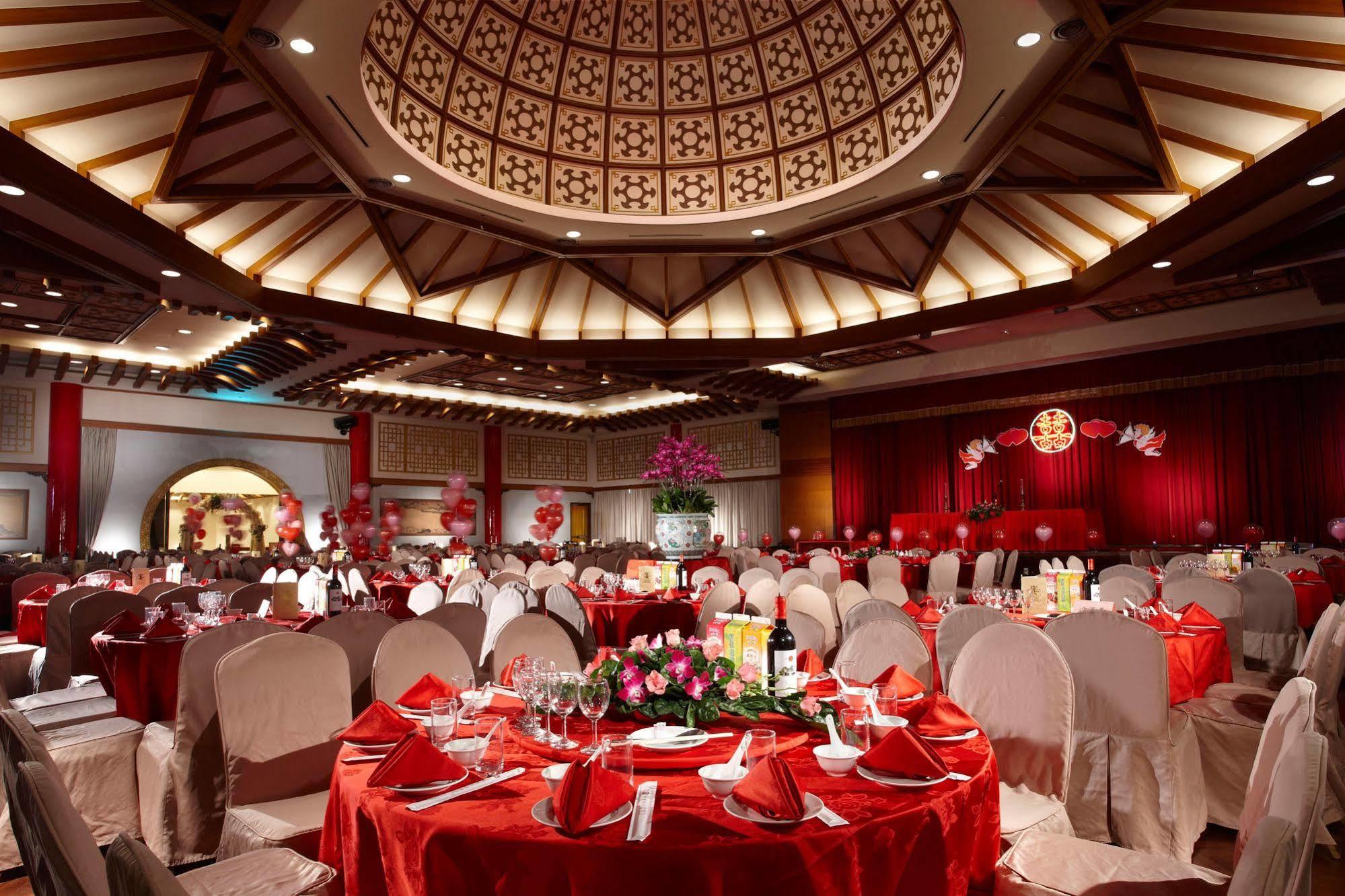 The Grand Hotel Каосюн Екстериор снимка