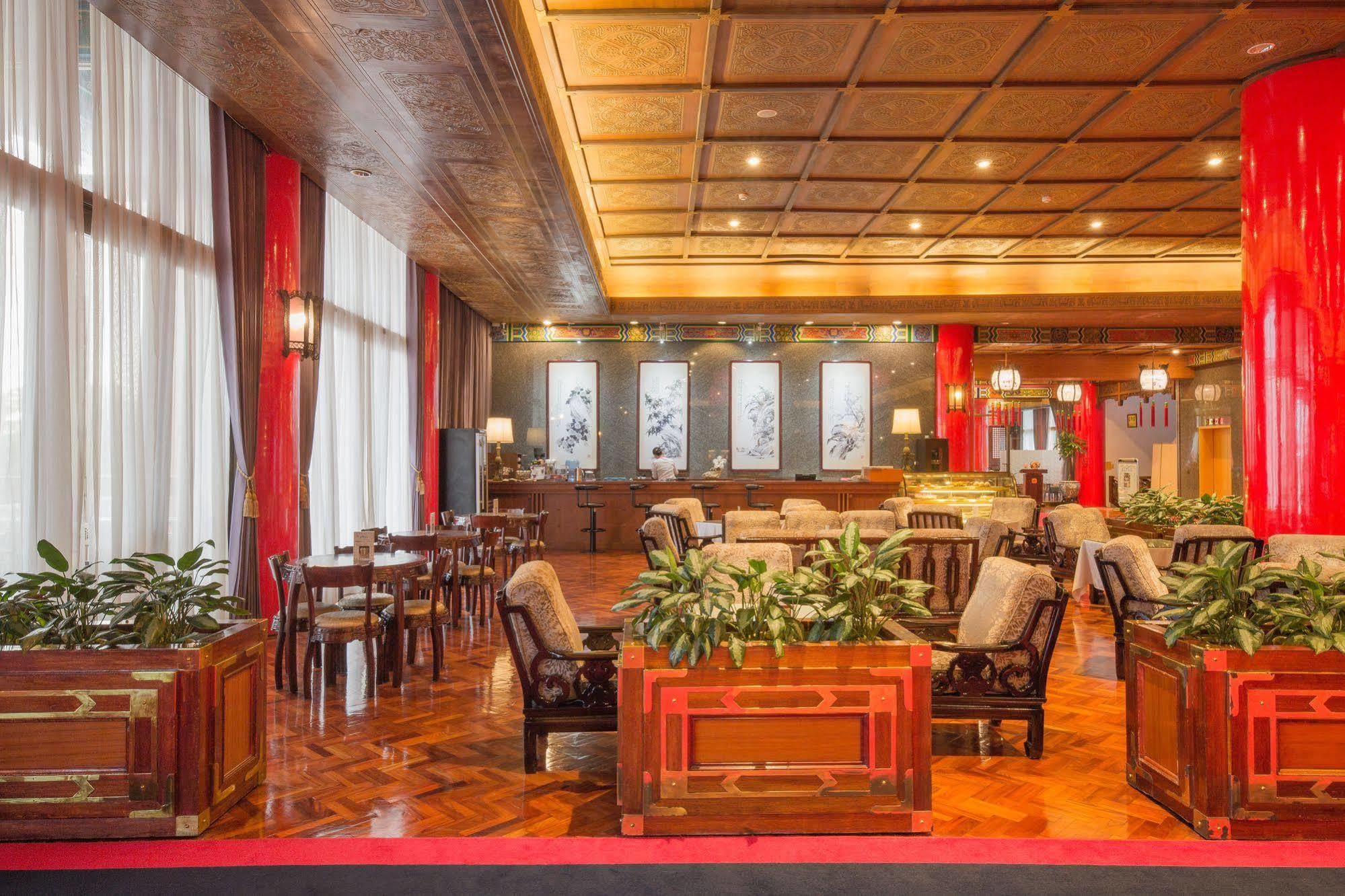 The Grand Hotel Каосюн Екстериор снимка