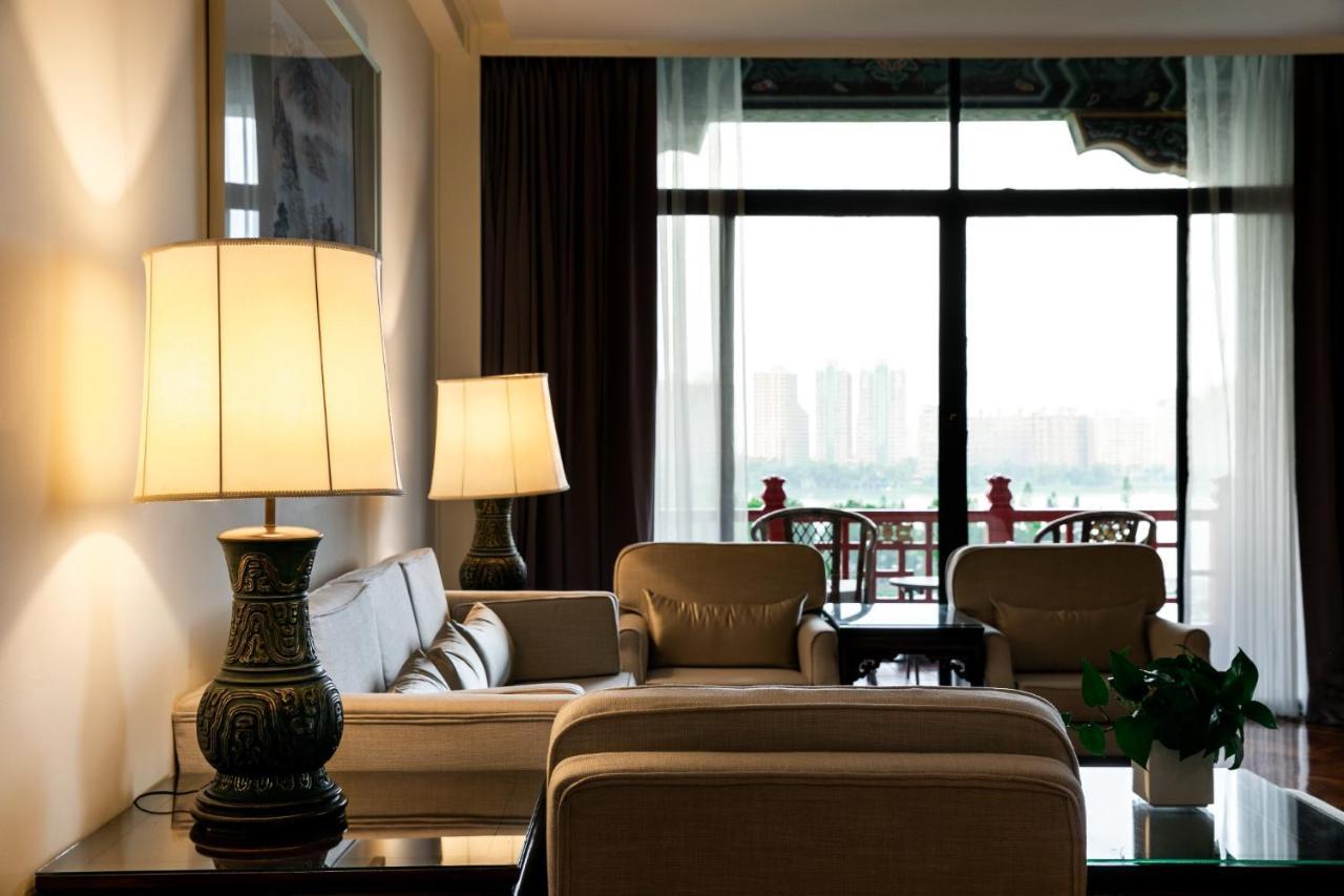 The Grand Hotel Каосюн Екстериор снимка
