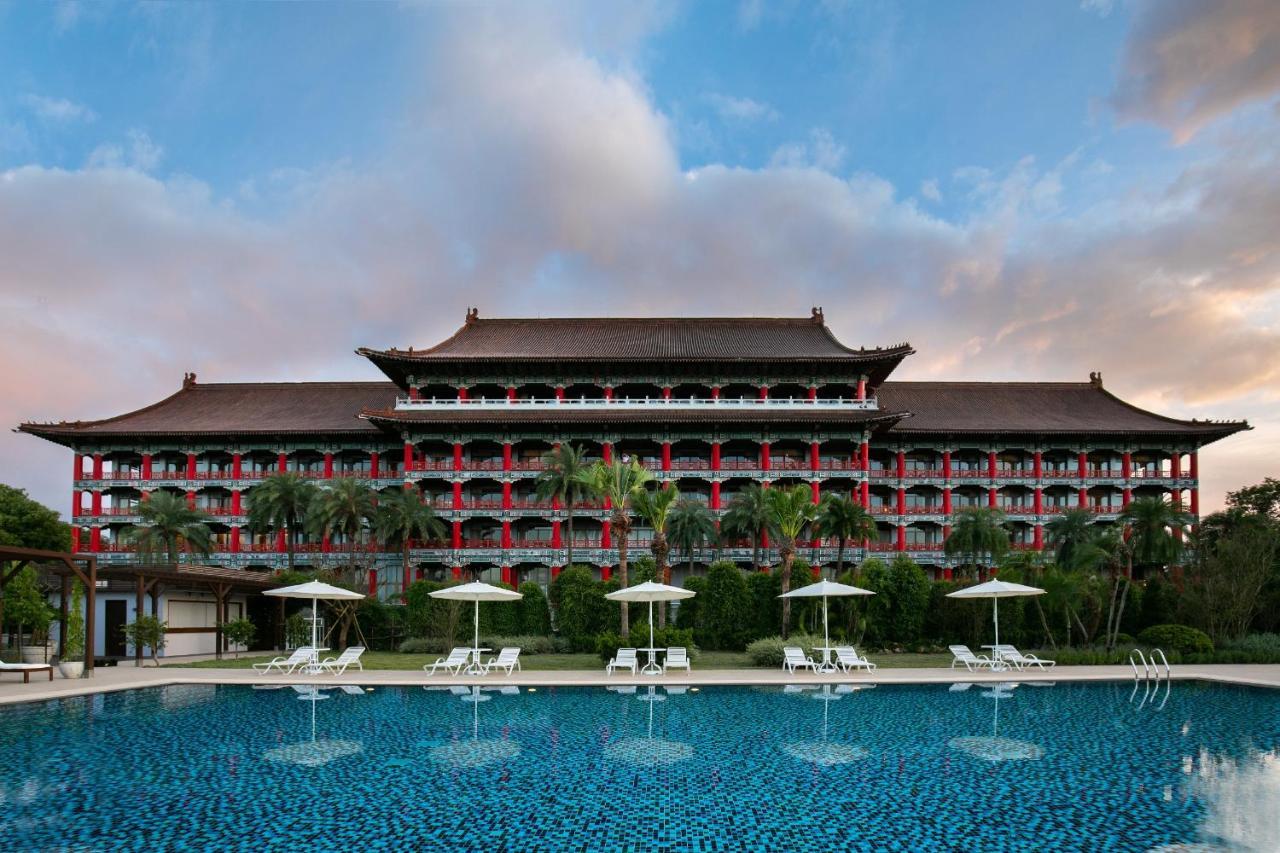 The Grand Hotel Каосюн Екстериор снимка