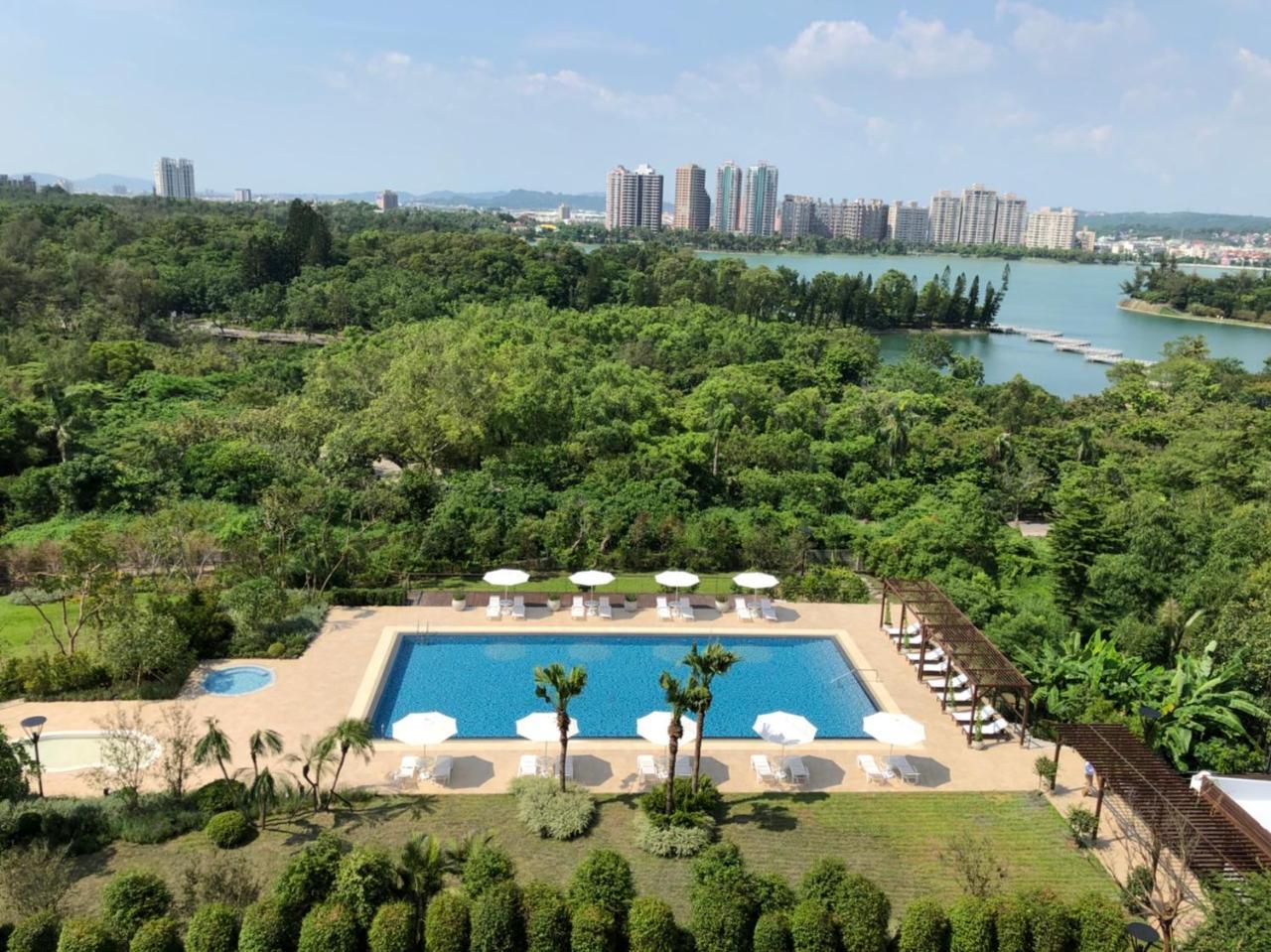 The Grand Hotel Каосюн Екстериор снимка