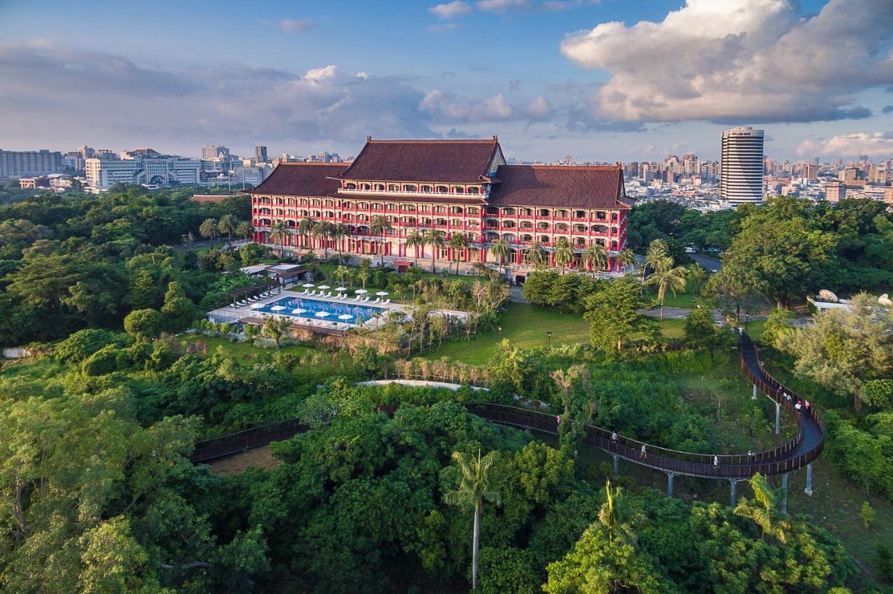 The Grand Hotel Каосюн Екстериор снимка